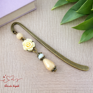 Krém rózsás könyvjelző - Anyák napi apró figyelmesség #36, Könyv & Zene, Könyvjelző, Ékszerkészítés, Gyöngyfűzés, gyöngyhímzés, MESKA