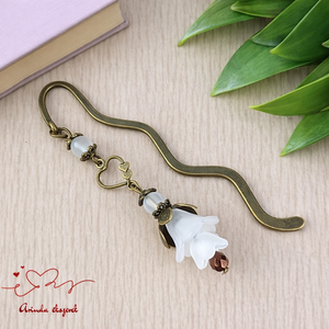 Fehér virágos könyvjelző, Könyv & Zene, Könyvjelző, Ékszerkészítés, Gyöngyfűzés, gyöngyhímzés, MESKA