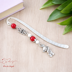 Piros maci könyvjelző � óvónőnek és dadusnak pedagógusnapra, Könyv & Zene, Könyvjelző, Ékszerkészítés, Gyöngyfűzés, gyöngyhímzés, MESKA