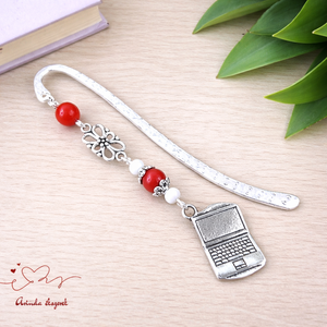 Piros laptop könyvjelző � kézzel készült ajándék tanárnak, pedagógusnak, Könyv & Zene, Könyvjelző, Ékszerkészítés, Gyöngyfűzés, gyöngyhímzés, MESKA