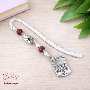 Barna laptop könyvjelző � kézzel készült ajándék tanárnak, pedagógusnak, Könyv & Zene, Könyvjelző, Ékszerkészítés, Gyöngyfűzés, gyöngyhímzés, MESKA