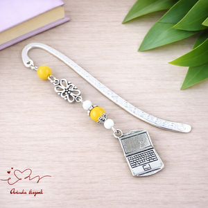 Sárga laptop könyvjelző � kézzel készült ajándék tanárnak, pedagógusnak, Könyv & Zene, Könyvjelző, Ékszerkészítés, Gyöngyfűzés, gyöngyhímzés, MESKA