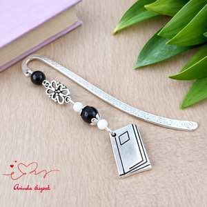 Fekete könyv charmos könyvjelző � pedagógusnapi és évzáró ajándék, Könyv & Zene, Könyvjelző, Ékszerkészítés, Gyöngyfűzés, gyöngyhímzés, MESKA