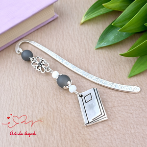 Szürke könyv charmos könyvjelző � pedagógusnapi és évzáró ajándék, Könyv & Zene, Könyvjelző, Ékszerkészítés, Gyöngyfűzés, gyöngyhímzés, MESKA