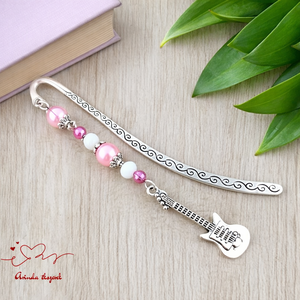 Rózsaszín gitáros könyvjelző � egyedi, kézműves ajándék zenekedvelőknek, Könyv & Zene, Könyvjelző, Ékszerkészítés, Gyöngyfűzés, gyöngyhímzés, MESKA