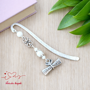 Diplomás könyvjelző fehér gyöngyökkel � ballagási és avatási ajándék diplomázóknak, Könyv & Zene, Könyvjelző, Ékszerkészítés, Gyöngyfűzés, gyöngyhímzés, MESKA