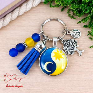 Nap és Hold yin-yang üveglencsés kulcstartó sötétkék bojttal � harmónia ajándék - Meska.hu