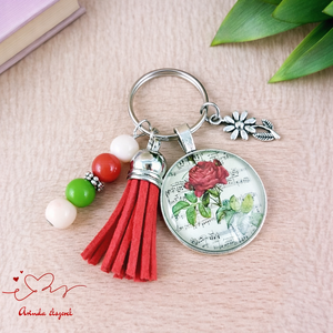 Romantikus rózsás üveglencsés kulcstartó piros bojttal � virágos ajándék nőknek - Meska.hu
