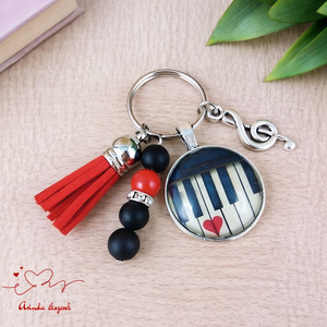 Zongorabillentyűs üveglencsés kulcstartó piros bojttal � ajándék zenetanárnak, Táska & Tok, Kulcstartó & Táskadísz, Kulcstartó, Ékszerkészítés, Gyöngyfűzés, gyöngyhímzés, MESKA