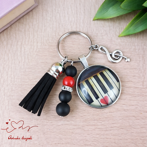 Zongorabillentyűs üveglencsés kulcstartó fekete bojttal � ajándék zenetanárnak, Táska & Tok, Kulcstartó & Táskadísz, Kulcstartó, Ékszerkészítés, Gyöngyfűzés, gyöngyhímzés, MESKA