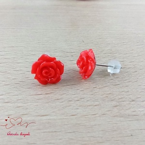 Piros rózsás bedugós fülbevaló � 10 mm, nemesacél alapú elegáns virág ékszer - ékszer - fülbevaló - pötty fülbevaló - Meska.hu
