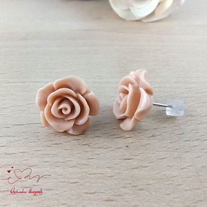 14 mm beige rózsa bedugós fülbevaló � nemesacél alapú romantikus virág ékszer, ajándék nőknek - ékszer - fülbevaló - pötty fülbevaló - Meska.hu