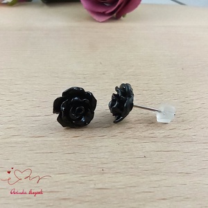 Fekete rózsás bedugós fülbevaló � 10 mm, nemesacél alapú elegáns virág ékszer - ékszer - fülbevaló - pötty fülbevaló - Meska.hu