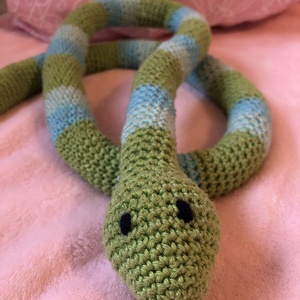 Horgolt 1 méteres csíkos kígyó - játék & sport - plüssállat & játékfigura - más figura - Meska.hu