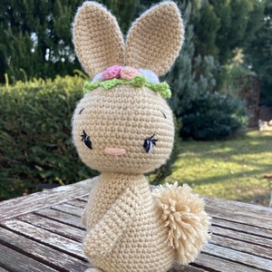 Horgolt nyuszi virágkoszorúval - játék & sport - plüssállat & játékfigura - nyuszi - Meska.hu
