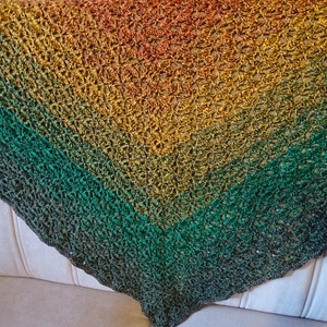 Karácsony színeiben pompázó horgolt kendő 200 x 90 cm - ruha & divat - sál, sapka, kendő - vállkendő - Meska.hu