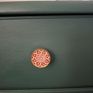 Zöld vintage komód kerámia fogantyúkkal  gyerekbarát, felújított, 5 fiókos, Otthon & Életmód, Bútor, Komód, , MESKA