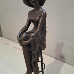 Art Deco bronzpatinás szobor D.H. Chiparus szignóval, Art Bronze Qualité France jelzéssel, Művészet, Szobor, Fém, , Francia bronzpatinás öntött fém szobor, Art Bronze Qualité France jelzéssel, kb. 1970–1980-as évekb..., MESKA