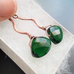 Smaragdzöld gyöngy fülbevaló - ékszer - fülbevaló - lógó fülbevaló - Meska.hu