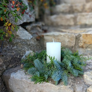 Egyszerű asztali dísz nagy gyertyával és örökzöldekkel, Karácsony, Adventi díszek, Adventi asztaldísz, Virágkötés, MESKA