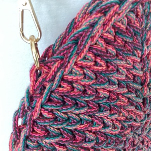 Háromszög alakú, horgolt, színes táska - táska & tok - kézitáska & válltáska - válltáska - Meska.hu