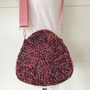 Háromszög alakú, horgolt, színes táska - táska & tok - kézitáska & válltáska - válltáska - Meska.hu