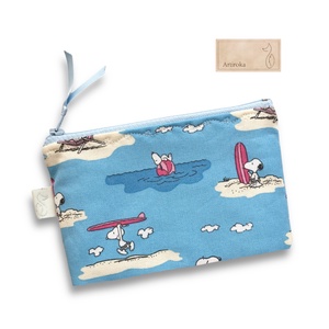 SNOOPY a Balatonnál mintás prémium irattartó pénztárca  - Artiroka design, Otthon & Életmód, Papír, írószer, Tolltartó & Ceruzatekercs, Varrás, Hímzés, Prémium pamut textilből készült ez a Snoopy a Balatonnál  mintás irattartó pénztárca. A cipzárt kül..., MESKA