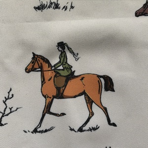 Bézs alapon lovasok mintás vízálló textil - Artiroka - Meska.hu