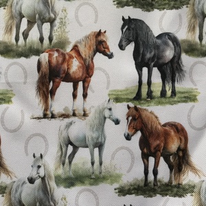 Fehér alapon lovak mintás vízálló textil - Artiroka - Meska.hu