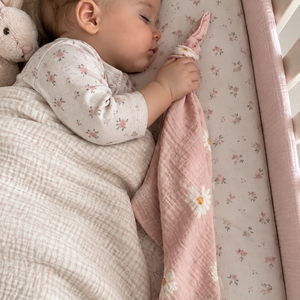 Rózsaszín virág mintás, pihe- puha duplagéz szundikendő - baba - mama - baba játékok - szundikendő, alvóka - Meska.hu