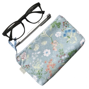 Egyedi virágos rét mintás farmerkék színű prémium tolltartó, neszesszer, szemüvegtok - Artiroka design - táska & tok - neszesszer - Meska.hu