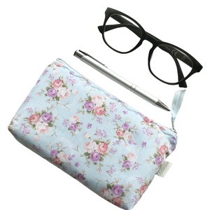 Rózsa mintás, pasztell kék prémium tolltartó, neszesszer, szemüvegtok - Artiroka design - táska & tok - neszesszer - Meska.hu