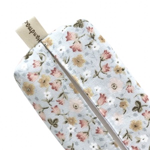 Virágos rét mintás bélelt papírzsebkendő tartó - Artiroka design - táska & tok - pénztárca & más tok - zsebkendőtartó tok - Meska.hu