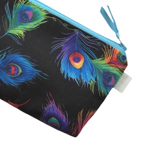 Fekete alapon színes pávatoll mintás szemüvegtok vagy tolltartó neszesszer - Artiroka design - táska & tok - neszesszer - Meska.hu
