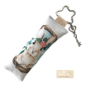 Nyuszi virággal mintás kulcstartó, vintage kulcs medállal   - Artiroka design , Táska & Tok, Kulcstartó & Táskadísz, Kulcstartó, Varrás, Ékszerkészítés, MESKA
