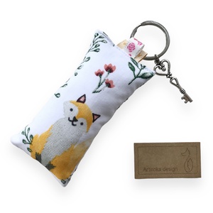 Mosolygó róka és bárány mintás egyedi kulcstartó Vintage kulcs medállal  - Artiroka design, Táska & Tok, Kulcstartó & Táskadísz, Kulcstartó, Ékszerkészítés, Varrás, MESKA