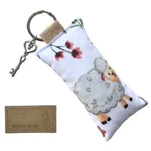 Mosolygó róka és bárány mintás egyedi kulcstartó Vintage kulcs medállal  - Artiroka design - táska & tok - kulcstartó & táskadísz - kulcstartó - Meska.hu