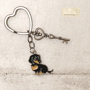 Tacskó kutya kulcstartó, szív alakú kulcskarikán kis vintage kulcs medállal - TACSI   -  Artiroka design - Meska.hu