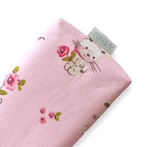 Nyuszi a réten virágok között mintás bélelt zsebkendő tartó  - Artiroka design - táska & tok - pénztárca & más tok - zsebkendőtartó tok - Meska.hu