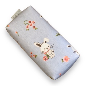 Nyuszi a réten virágok között mintás bélelt zsebkendő tartó  - Artiroka design - táska & tok - pénztárca & más tok - zsebkendőtartó tok - Meska.hu