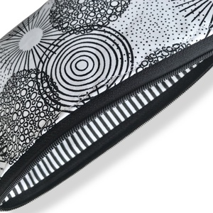Fekete - fehér geometria mintás irattartó pénztárca vagy  tolltartó neszesszer, szemüvegtok - Artiroka design - táska & tok - neszesszer - Meska.hu