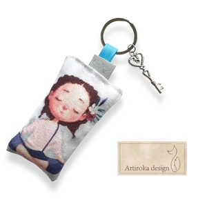 Jógázó lány  mintás egyedi kulcstartó - Namaste -  Artiroka design - Meska.hu
