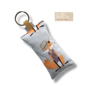 Kalapos okulárét viselő Róka móka kulcstartó - Artiroka design - táska & tok - kulcstartó & táskadísz - kulcstartó - Meska.hu