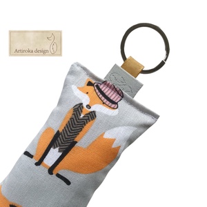 Kalapos okulárét viselő Róka móka kulcstartó - Artiroka design - Meska.hu