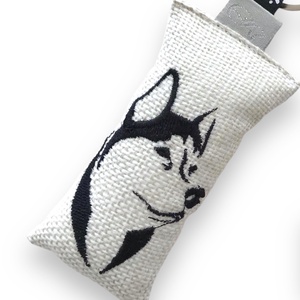 Husky kutya mintás, egyedi hímzett kulcstartó, Vintage kulcs medállal - Artiroka design, Táska & Tok, Kulcstartó & Táskadísz, Kulcstartó, Varrás, Hímzés, MESKA