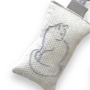 Cica mintás, egyedi hímzett kulcstartó, Vintage kulcs medállal - Artiroka design, Táska & Tok, Kulcstartó & Táskadísz, Kulcstartó, Varrás, Hímzés, MESKA