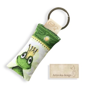 Béka király mintás kulcstartó  -  Artiroka design - Meska.hu