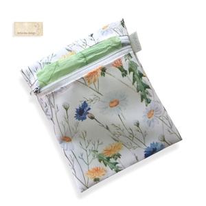 Vízálló egészségügyi betét tartó virágos rét mintával - Artiroka design - táska & tok - neszesszer - Meska.hu