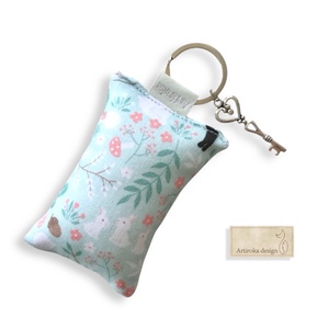 Róka, őz és nyuszi a réten mintás, prémium kulcstartó kis vintage kulcs medállal - Artiroka design, Táska & Tok, Kulcstartó & Táskadísz, Kulcstartó, Varrás, Ékszerkészítés, MESKA