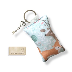 Róka, őz és nyuszi a réten mintás, prémium kulcstartó kis vintage kulcs medállal - Artiroka design - táska & tok - kulcstartó & táskadísz - kulcstartó - Meska.hu